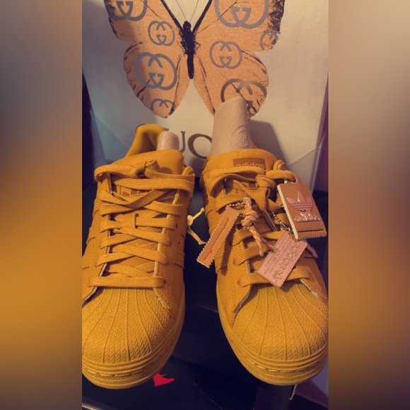 adidas -
THE BRAND WITH THE 3 STRIPÉS DIE WELTMARKE MIT DEN 3 STREIFEN - Picture 1 of 5